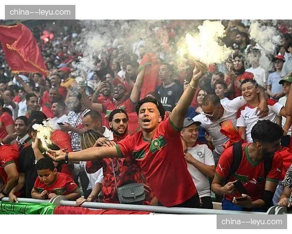 西汉姆主场因球迷投掷杂物比赛中断五分钟 西汉姆主场因球迷投掷杂物比赛中断五分钟