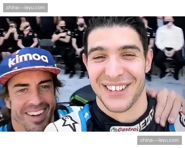 奥康在墨尔本获得积分后，与Alpine车队成员在车库庆祝