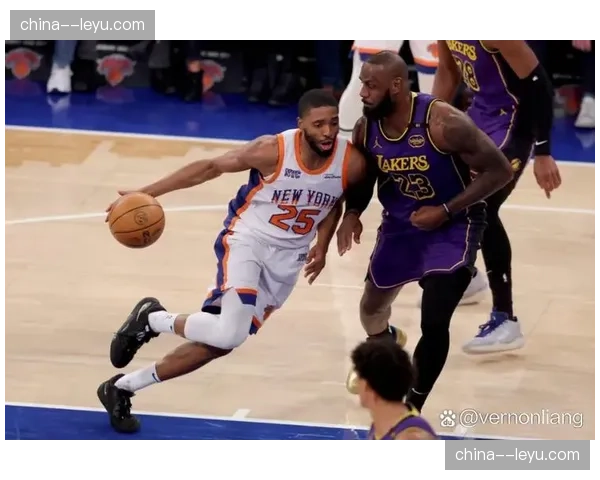 开拓者官方宣布，亨德森因腿筋紧张将缺席未来三场比赛