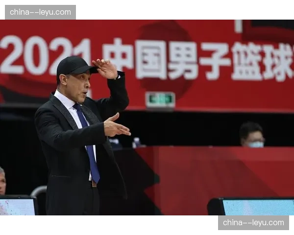 镜头语言：宁波主帅阿的江在暂停时严肃布置战术，球员神情专注