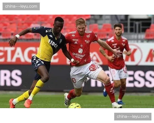 布雷斯特半场0-0闷平里尔，主队控球率仅35%但未给对手绝佳机会